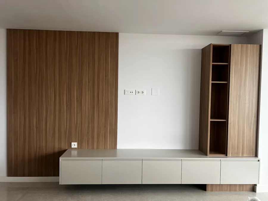 Mueble de televisión volado con panel de madera y estantería
